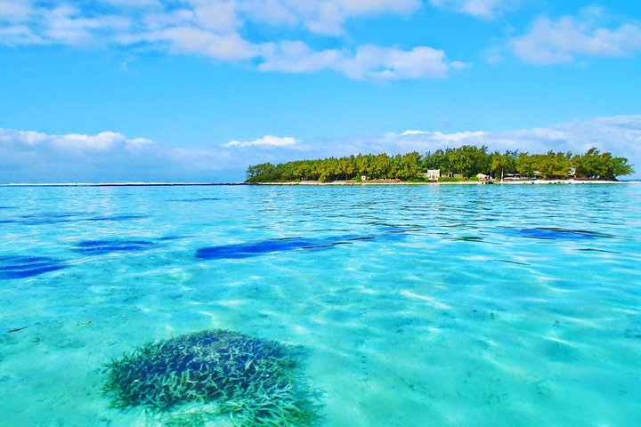 Supplier photograph for 5 Islands Trip inc. Ile aux Cerfs, Lunch, Drinks & Transport