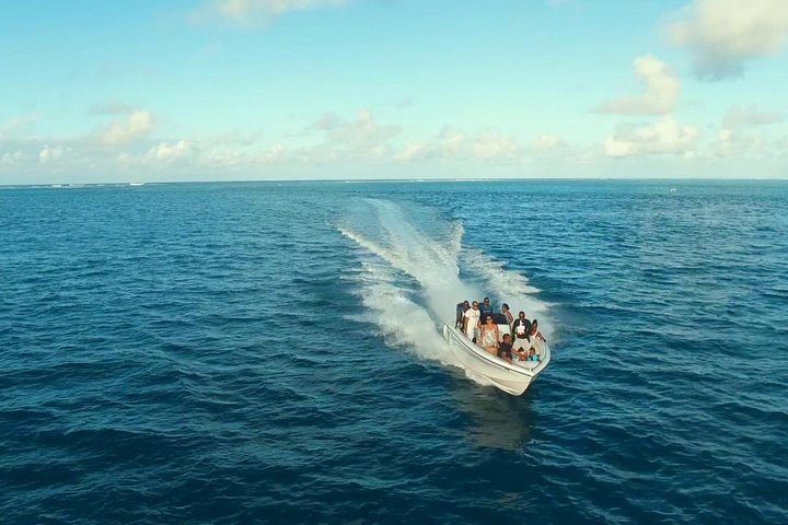 Supplier photograph for Ile aux Cerf: Speed boat with Parasailing & Tube Riding and Lunch