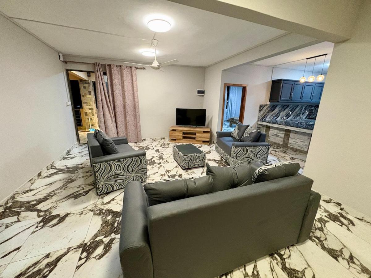 Luxurious Teak Furnished City Apartment with Pool Port Louis in Port Louis, Mauritius